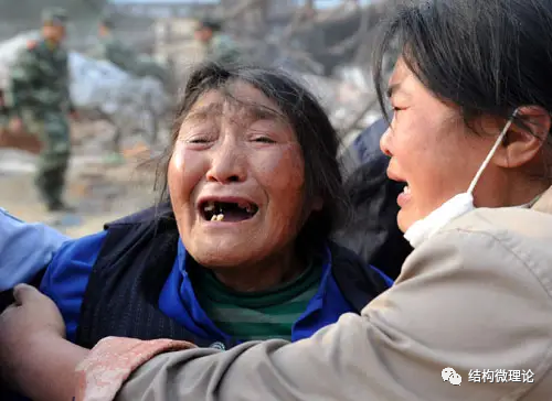 汶川地震中悲痛的老奶奶▲汶川地震中絕望的小女孩▲汶川地震中被壓