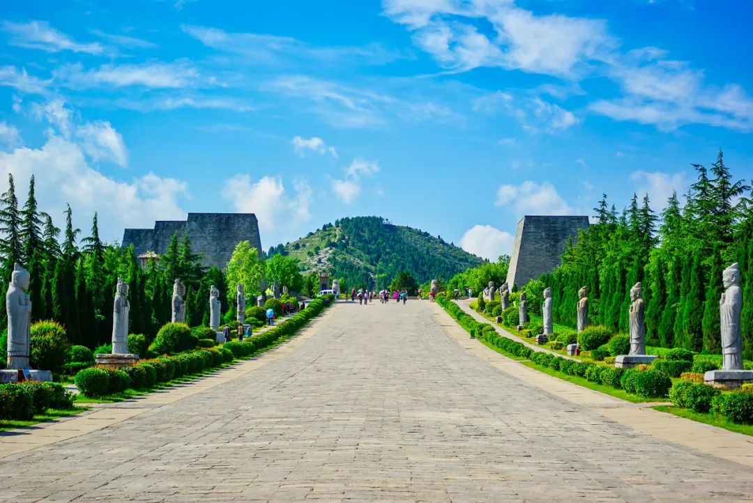 图源:阅西安一是与秦汉"封土为陵"不同,大部分唐陵"因山为陵,即以