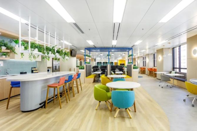 新知达人, 使用了创意墙饰、流行色彩和动感家具,打造2022年新办公室
