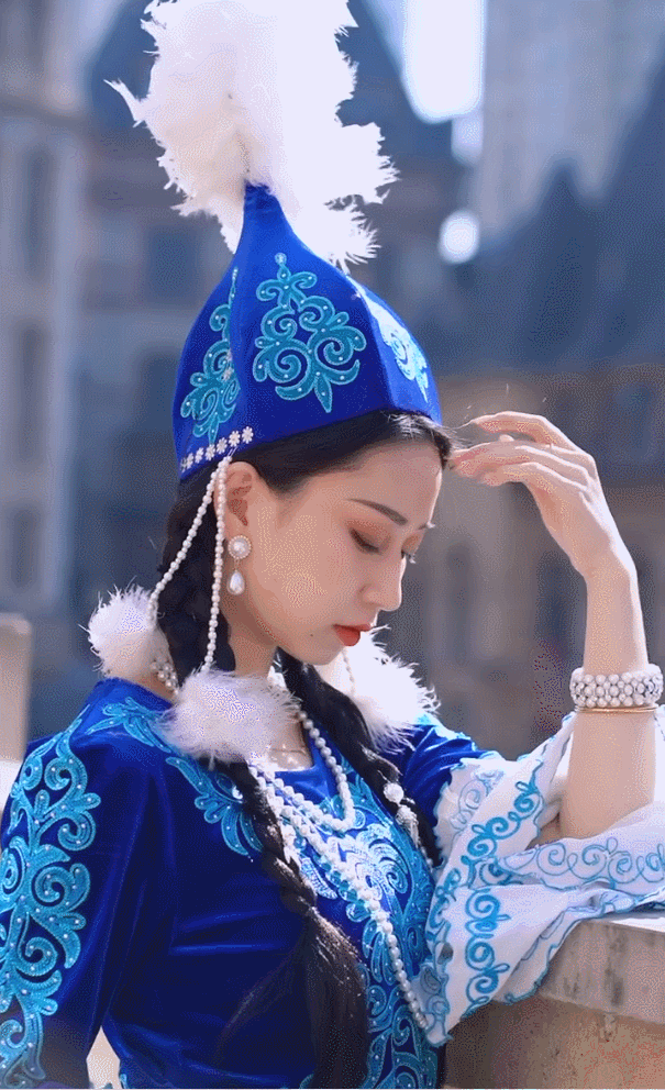 柯尔克孜族的服饰中,颜色多为红色,其次是白色,蓝色