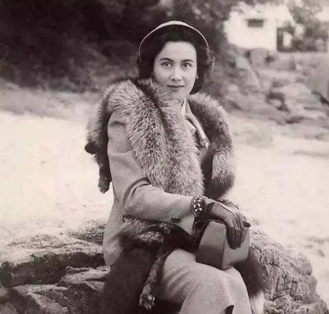 何鸿燊二太蓝琼缨逝世,14岁嫁赌王身家最丰厚,舞技