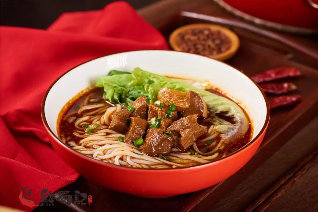 川式红烧牛肉米线配上进口牛腱子肉,口口留香现包的老麻抄手,麻辣鲜香