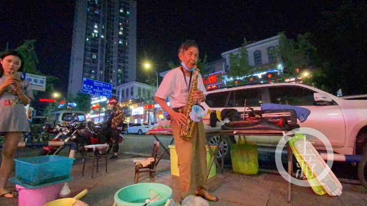 新知图谱, 78岁老人摆地摊的背后，蕴藏着9000万老年再就业的巨大商机