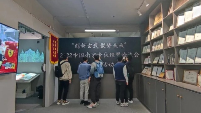 第二场南京大学本科生美育核心课媒体人文实践课在投石展厅举行