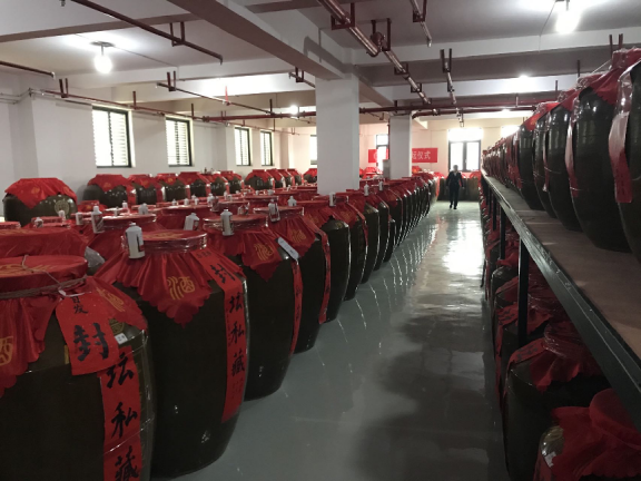 波波匠酒另一位关键人物是总工程师余兴忠,作为余氏家族第七代酿酒传