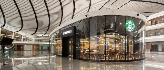大兴机场开了星巴克首家机场臻选店，分明就是一个高端休息室