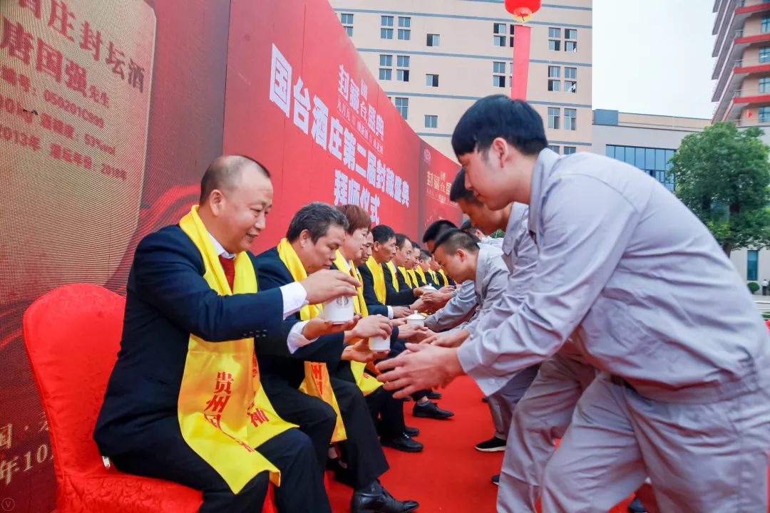 新知图谱, 独家||打卡茅台镇角逐“窖主”宝座,国台酒缘何醉倒300位酒商?