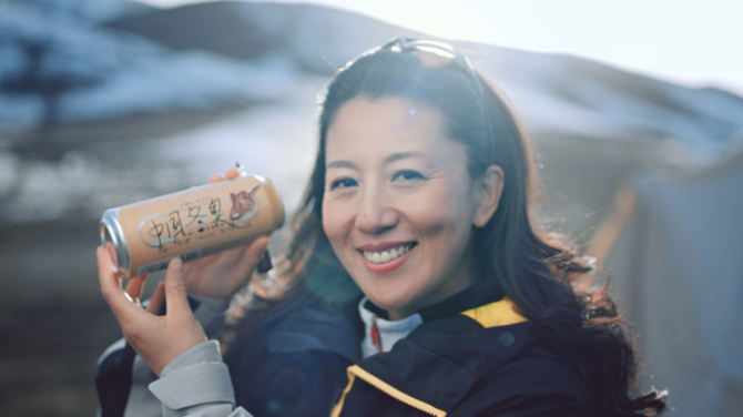 新知达人, 冬奥会来了！青岛啤酒携手冬奥会冠军杨扬滑出巨型“雪地宣言”！
