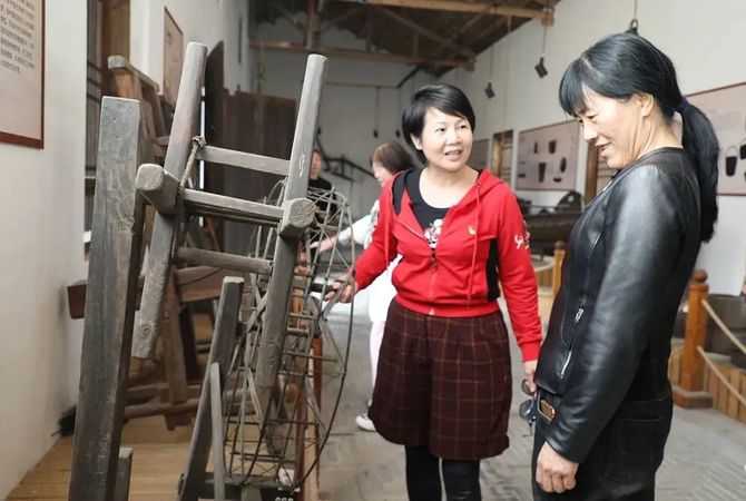 新知达人, 绿之韵集团党委开展重阳节慰问老党员活动