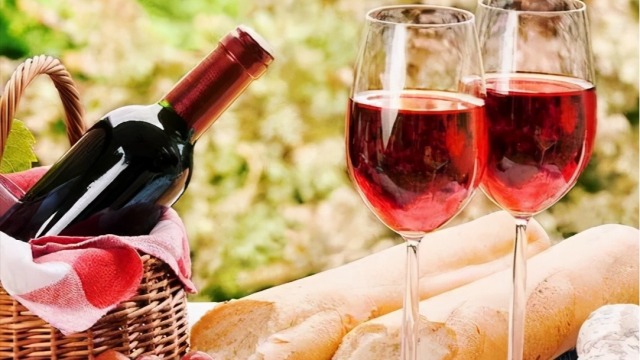 红酒知识丨喝红酒时如何倒酒才正确？