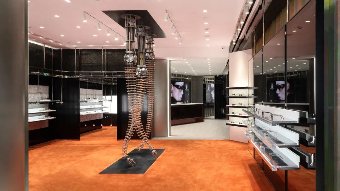 gm成都远洋太古里旗舰店以"被扭曲的时间"为主题,在一楼与两楼分别