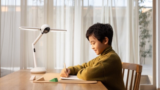 “AI+护眼灯”开启全新时代，元萝卜光翼灯保障孩子健康学习