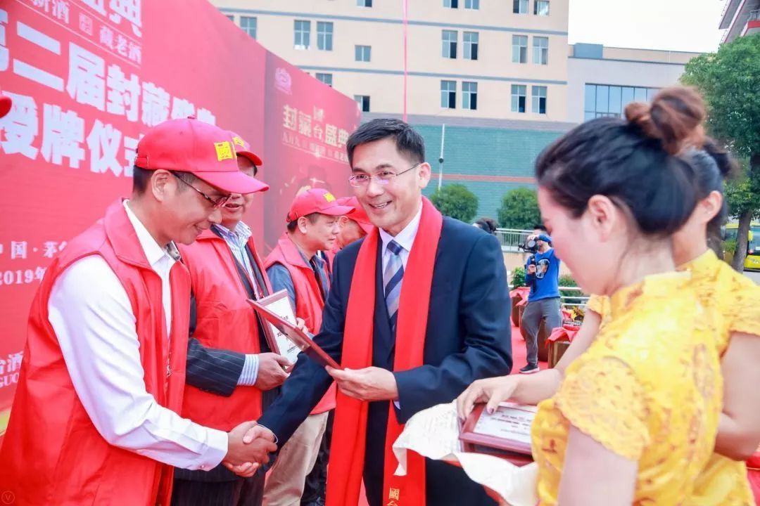 新知图谱, 独家||打卡茅台镇角逐“窖主”宝座,国台酒缘何醉倒300位酒商?