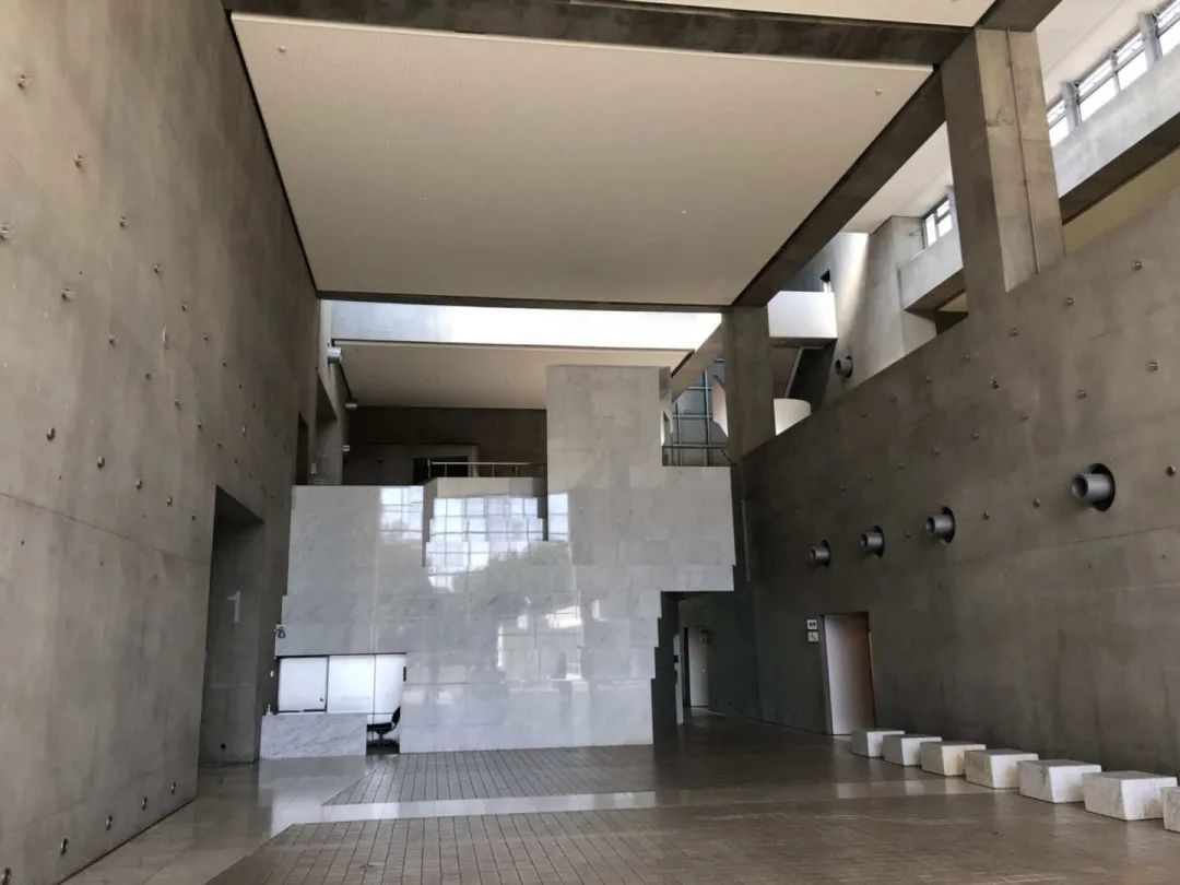 图70:矶崎新设计的群马县立近代美术馆的主展厅-摄影:海上的香格里拉