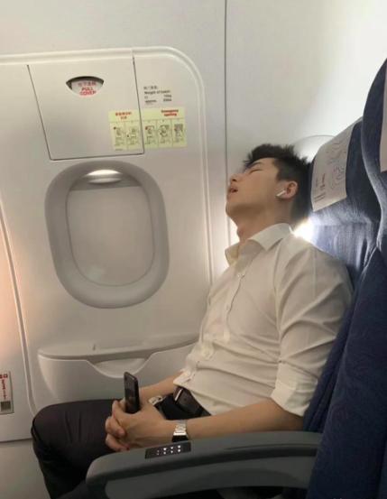 新知图谱, 滴滴总裁柳青出差,飞机经济舱内还工作,旁边男助理却已呼呼大睡