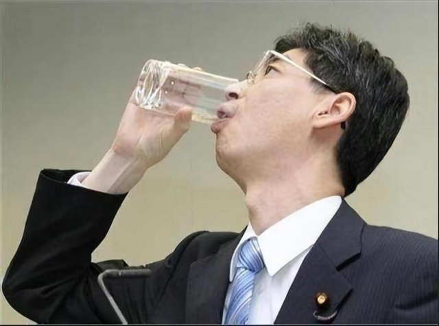 那个当年喝核污水的日本官员怎样了？